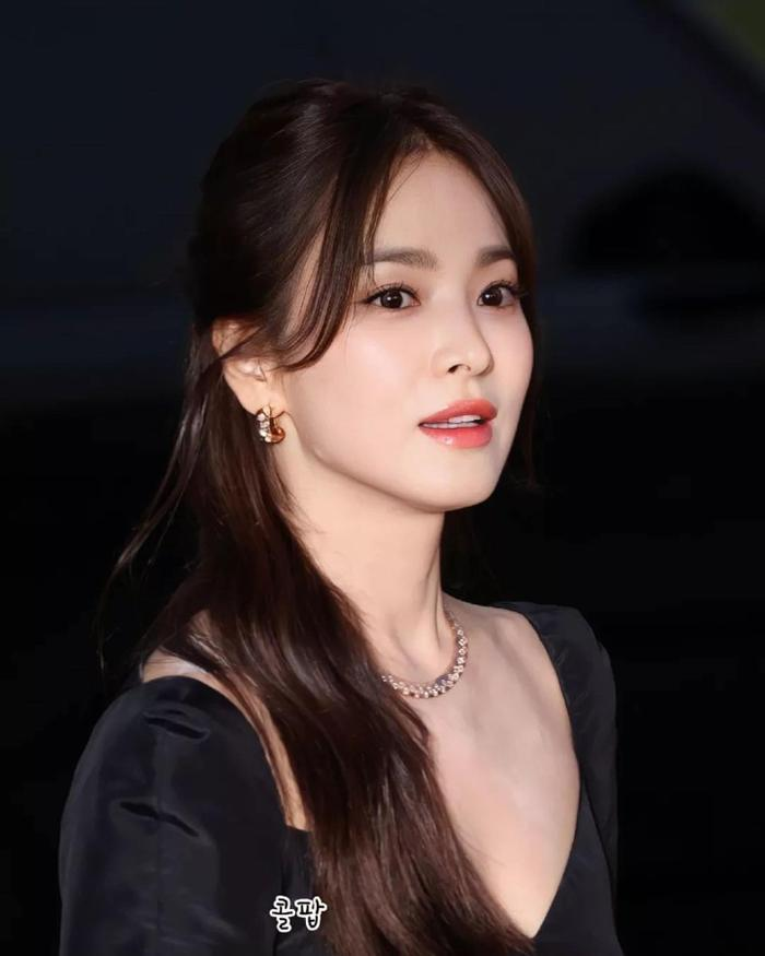 Song Hye Kyo lộ ảnh đi chụp hình cưới, chú rể U50 nhưng phong độ ngời ngời, Song Joong Ki thua xa - Hình 1