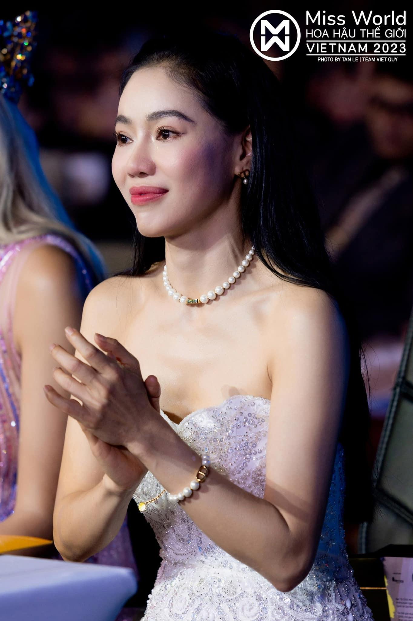 CEO chủ quản Ý Nhi lộ khoảnh khắc sợ tái mặt trên thảm đỏ sau loạt drama, ngăn MC gọi là dì Dung - Hình 6