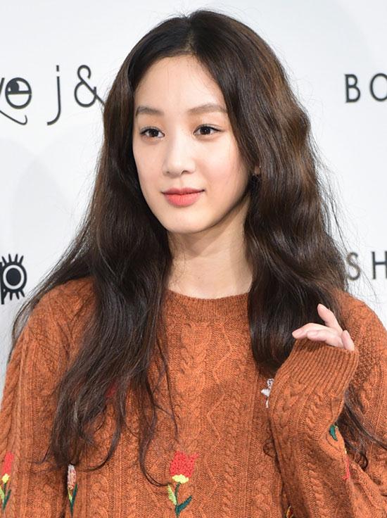 Jung Ryeo Won: Tình đầu Hyun Bin, từng bị tố đào mỏ, mất vị thế vì dao kéo, U40 vẫn độc thân - Hình 4