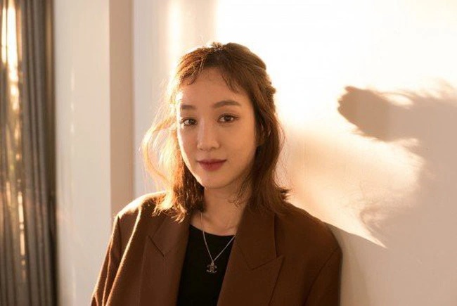 Jung Ryeo Won: Tình đầu Hyun Bin, từng bị tố đào mỏ, mất vị thế vì dao kéo, U40 vẫn độc thân - Hình 9