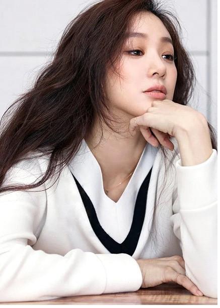 Jung Ryeo Won: Tình đầu Hyun Bin, từng bị tố đào mỏ, mất vị thế vì dao kéo, U40 vẫn độc thân - Hình 8