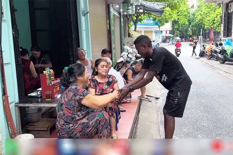 Biểu cảm của Lindo - bạn thân Quang Linh Vlog lần đầu ăn phở, ra sao mà ai cũng nhận rể Việt Nam? - Hình 4