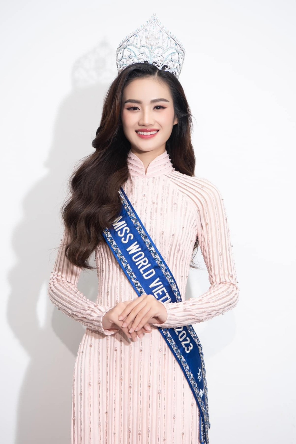 Clip Ý Nhi khóc nức nở, tạm biệt dì Dung để rời công ty, xin trả lại vương miện? - Hình 6