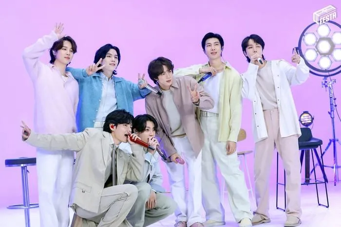 Dispatch bất ngờ đăng ảnh có BTS và loạt sao Hàn check-in Hồ Gươm Hà Nội - Hình 4