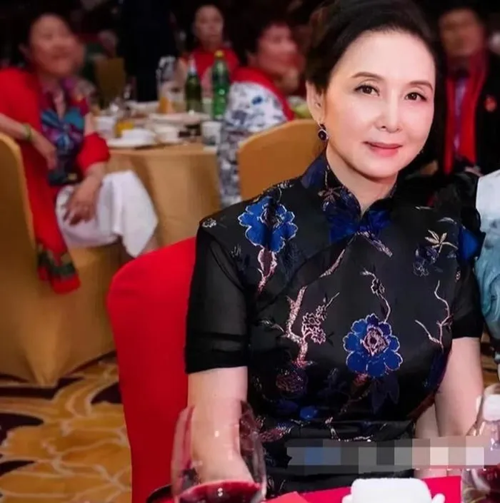 Hằng Nga đẹp bậc nhất màn ảnh: Tuổi U70 nhan sắc vẫn kiều diễm khó tin, là doanh nhân giàu có, bí ẩn - Hình 3