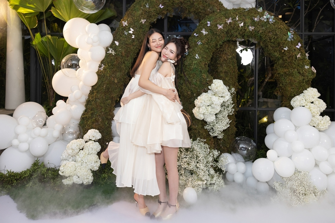 Lucie Nguyễn tổ chức tiệc với Tuấn Dương trước khi lâm bồn, dàn khách mời làm 1 việc gây choáng - Hình 2