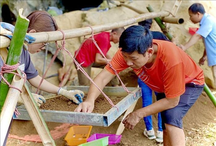 Phát hiện hơn 900 hiện vật khảo cổ tại hang Ngườm Sâu, Lạng Sơn - Hình 1