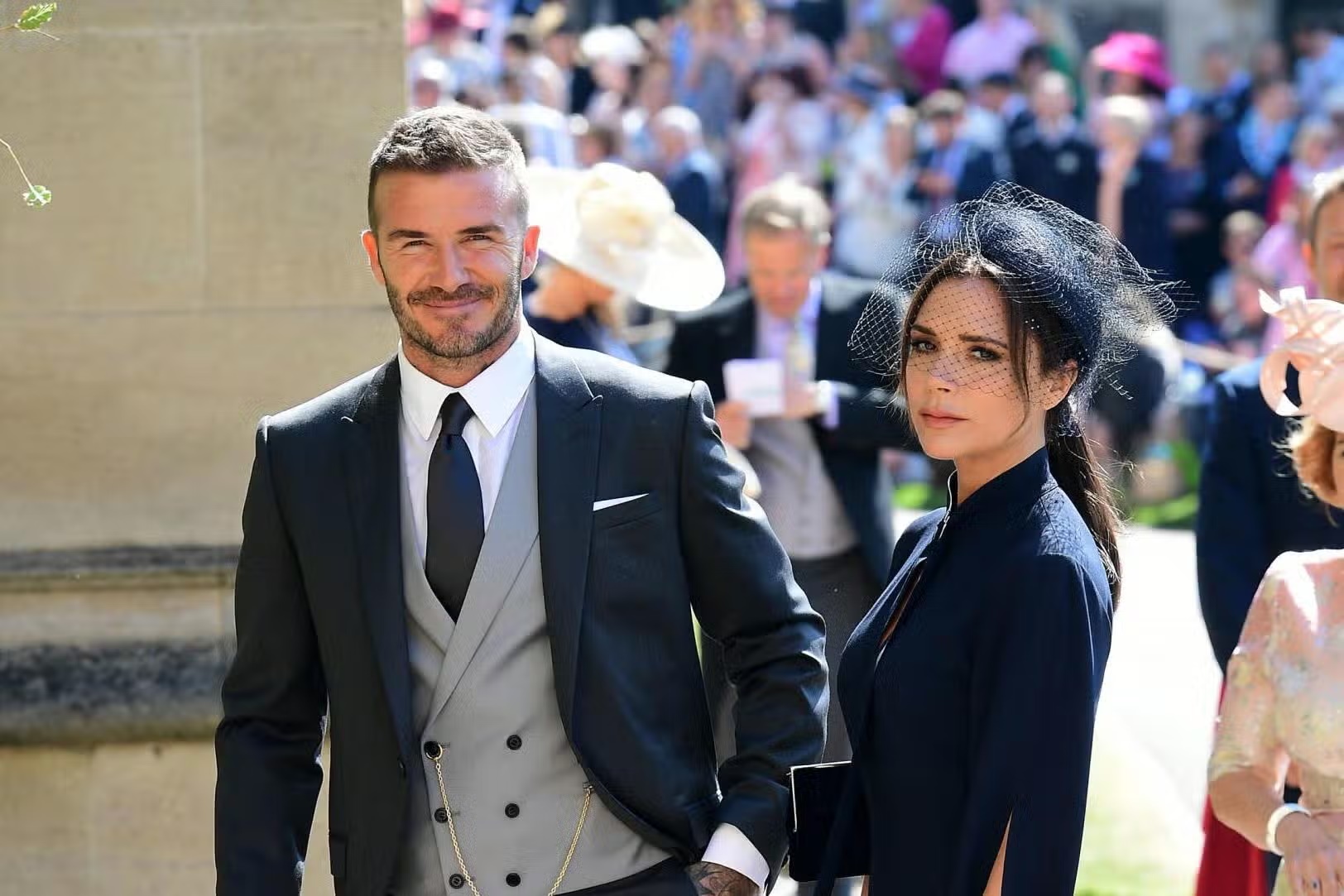 Vợ chồng David Beckham cạch mặt Harry - Meghan, người trong cuộc tuyên bố điều cực phũ - Hình 2
