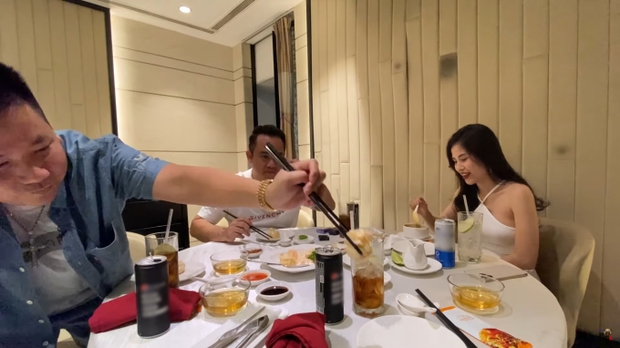 Khoa Pug gây sốc với hành động lạ dành cho camera man, chân dung bạn gái gây náo loạn dư luận - Hình 2