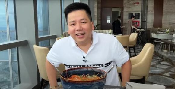 Khoa Pug gây sốc với hành động lạ dành cho camera man, chân dung bạn gái gây náo loạn dư luận - Hình 7