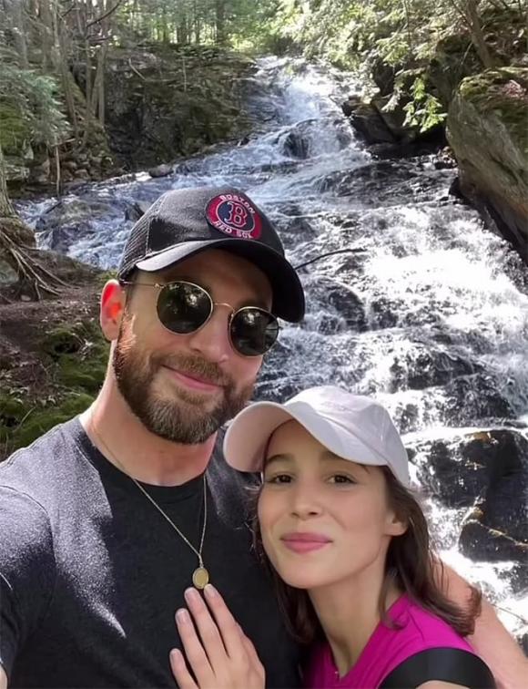 Đội trưởng Mỹ Chris Evans bí mật kết hôn, khách tham dự phải ký thỏa thuận, bị tịch thu điện thoại - Hình 1