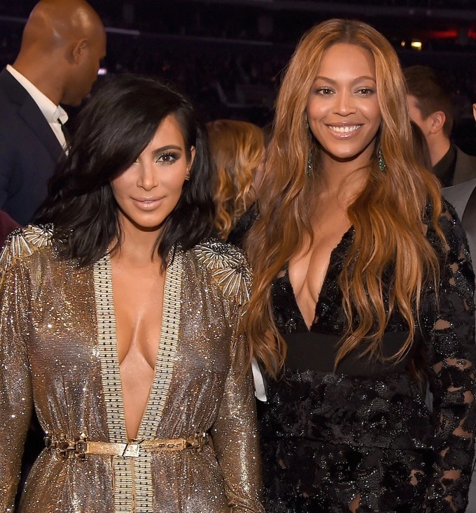 Kim Kardashian hơn thua với tình cũ Kanye West, diện hẳn đồ bơi trị giá 166 triệu đi tắm biển - Hình 3