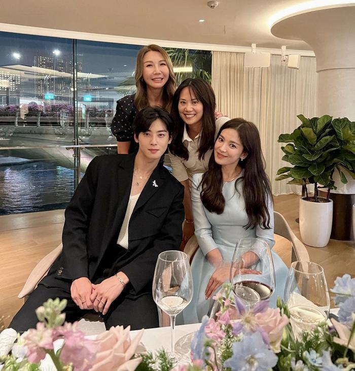 Song Hye Kyo gạt Lee Min Ho sang một bên để hẹn hò với mỹ nam kém tuổi, trẻ hơn đẹp hơn nhiều! - Hình 3