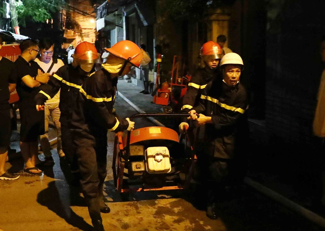 Hà Nội: Cháy chung cư mini 10 tầng, tiếng khóc kêu cứu lúc nửa đêm, ít nhất 3 người không qua khỏi - Hình 2