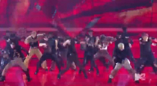 Loạt biểu cảm của Taylor Swift xem Stray Kids diễn tại VMAs: Các idol Kpop có làm nữ ca sĩ thích thú? - Hình 4