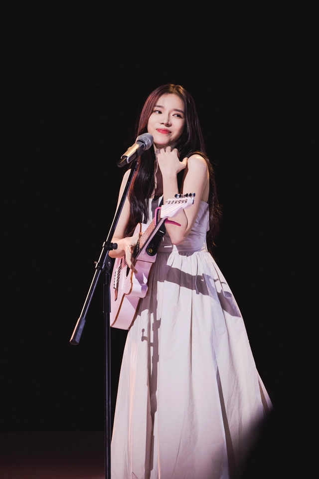 LyLy bất ngờ được Sunny Lukas đưa vào hội chỉ follow mình em, fan phát hiện đã bỏ theo dõi Anh Tú - Hình 7