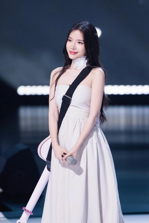 LyLy bất ngờ được Sunny Lukas đưa vào hội chỉ follow mình em, fan phát hiện đã bỏ theo dõi Anh Tú - Hình 5