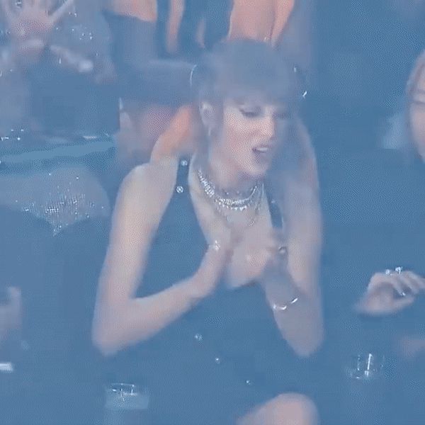 Queen of VMAs 2023 calls out Taylor Swift's name: Slashing on the pink carpet, snatching 9 trophies is not as good as the moment she dropped a 400 million ring - Photo 14