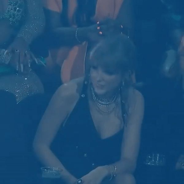 Queen of VMAs 2023 calls Taylor Swift's name: Slashing on the pink carpet, snatching 9 trophies is not as good as the moment when she dropped a 400 million ring - Photo 12