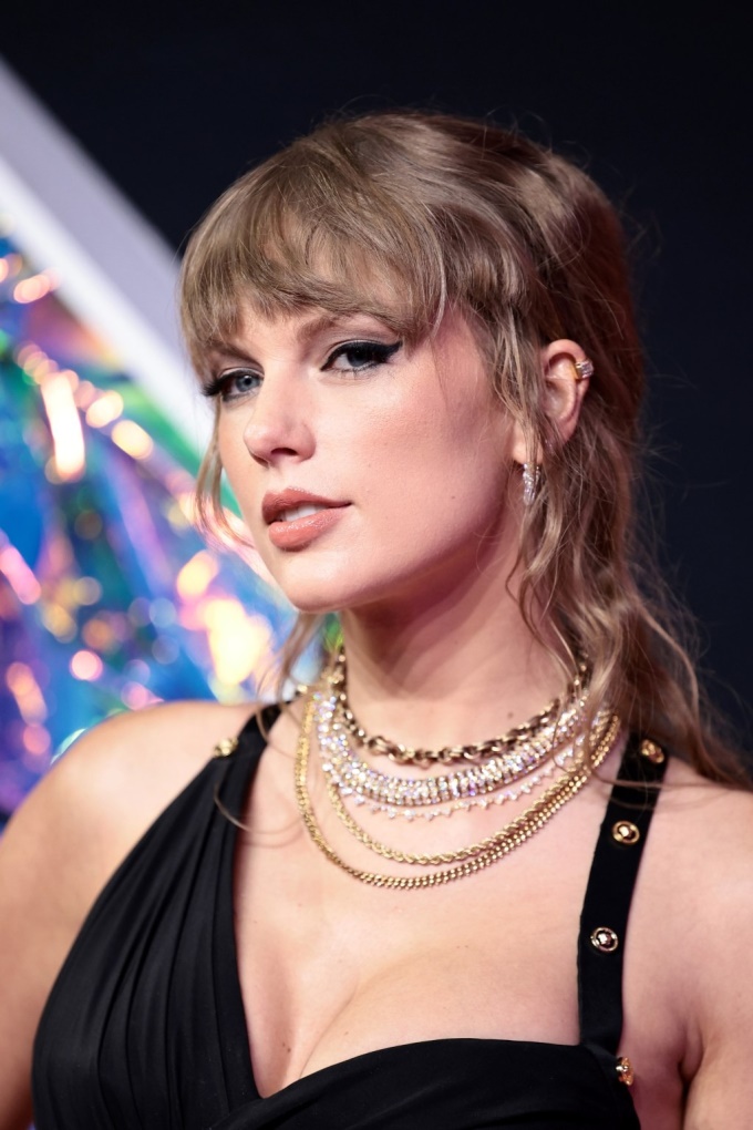 Taylor Swift giật 9 cúp tại VMAs 2023 không sốc bằng khoảnh khắc đơ người mất nhẫn gần 400 triệu - Hình 8