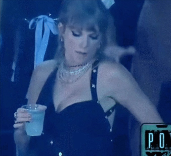 Taylor Swift giật 9 cúp tại VMAs 2023 không sốc bằng khoảnh khắc đơ người mất nhẫn gần 400 triệu - Hình 4