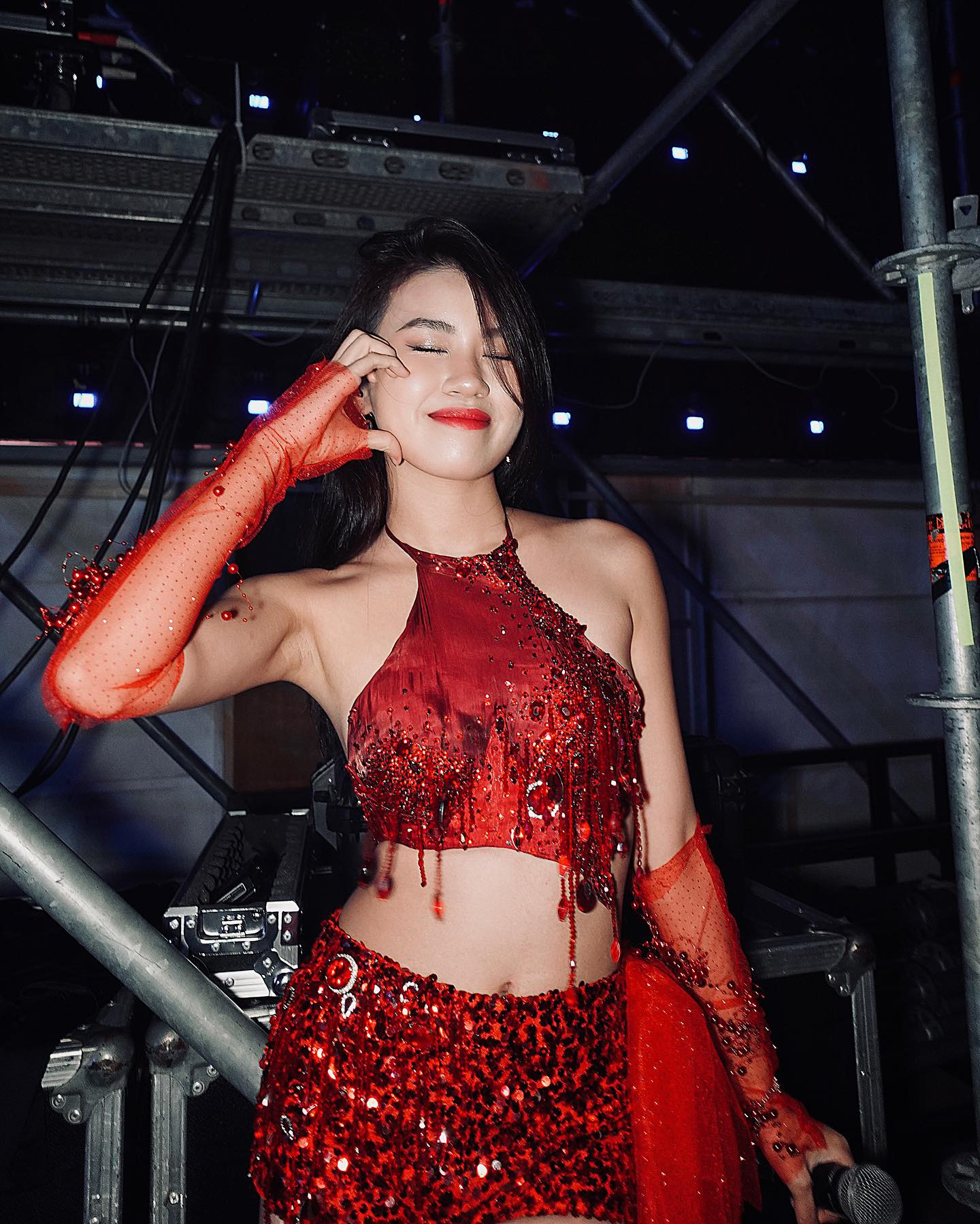 Rapper Pháo biểu diễn như idol Kpop tại Hàn Quốc, Hoàng Thùy Linh bị mỉa mai vì thua kém đàn em - Hình 2