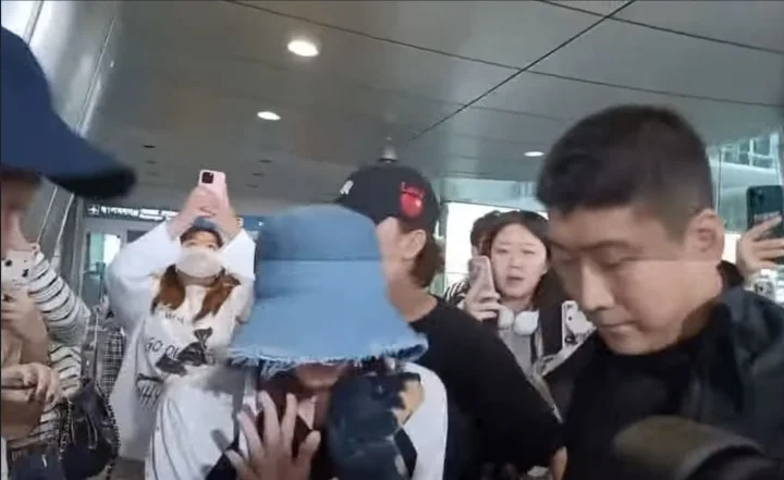 Jisoo (BlackPink) lấy lòng fan Việt bằng hành động thiết thực, Lisa gặp biến căng giữa ồn ào rời YG - Hình 7