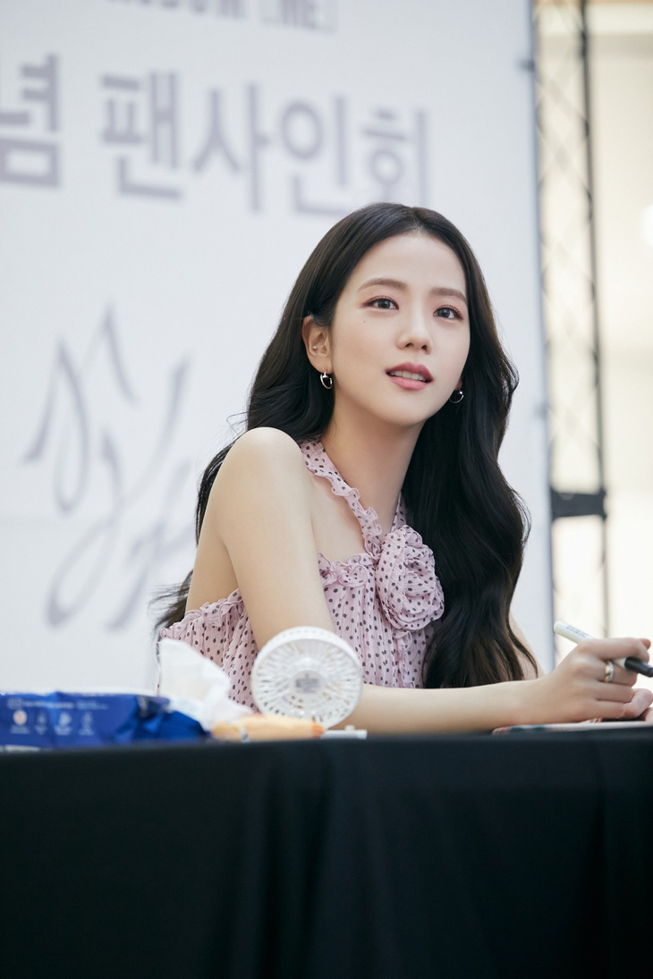 Jisoo (BlackPink) lấy lòng fan Việt bằng hành động thiết thực, Lisa gặp biến căng giữa ồn ào rời YG - Hình 1
