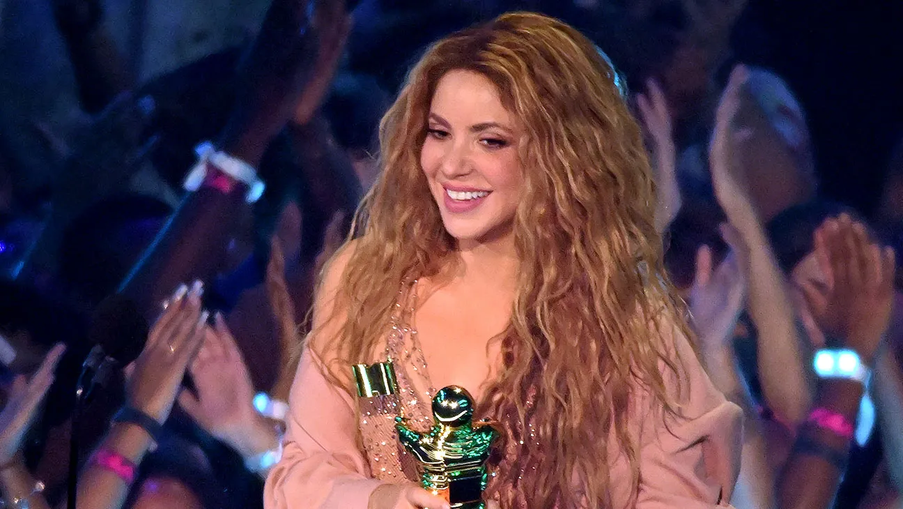 Shakira vẫn chưa hết cay cú, lôi thẳng tình cũ lên lễ trao giải để đá đểu, fan ngán ngẩm lắc đầu - Hình 4