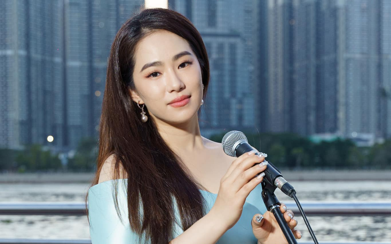 Lương Bích Hữu khoe giọng qua bản hit lâu năm, CĐM nhận xét: Thua cả Hoàng Thùy Linh hát - Hình 1
