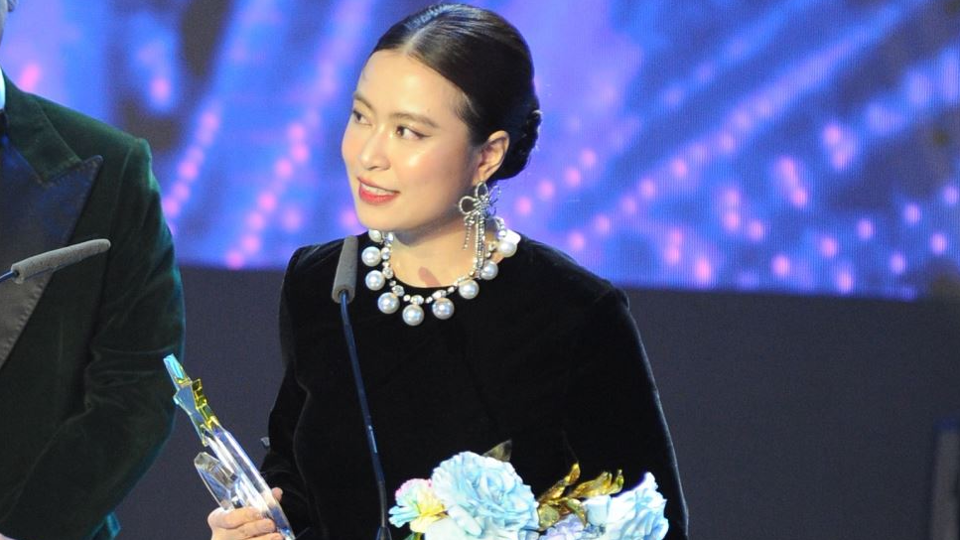 Lương Bích Hữu khoe giọng qua bản hit lâu năm, CĐM nhận xét: Thua cả Hoàng Thùy Linh hát - Hình 5