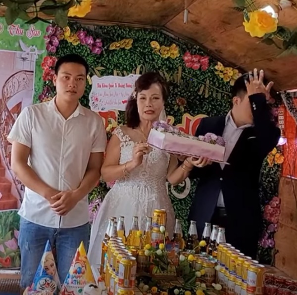 Cô dâu 62 tuổi kỷ niệm 5 năm ngày cưới, diện lại váy cô dâu lộng lẫy, nhan sắc U70 gây chú ý - Hình 3