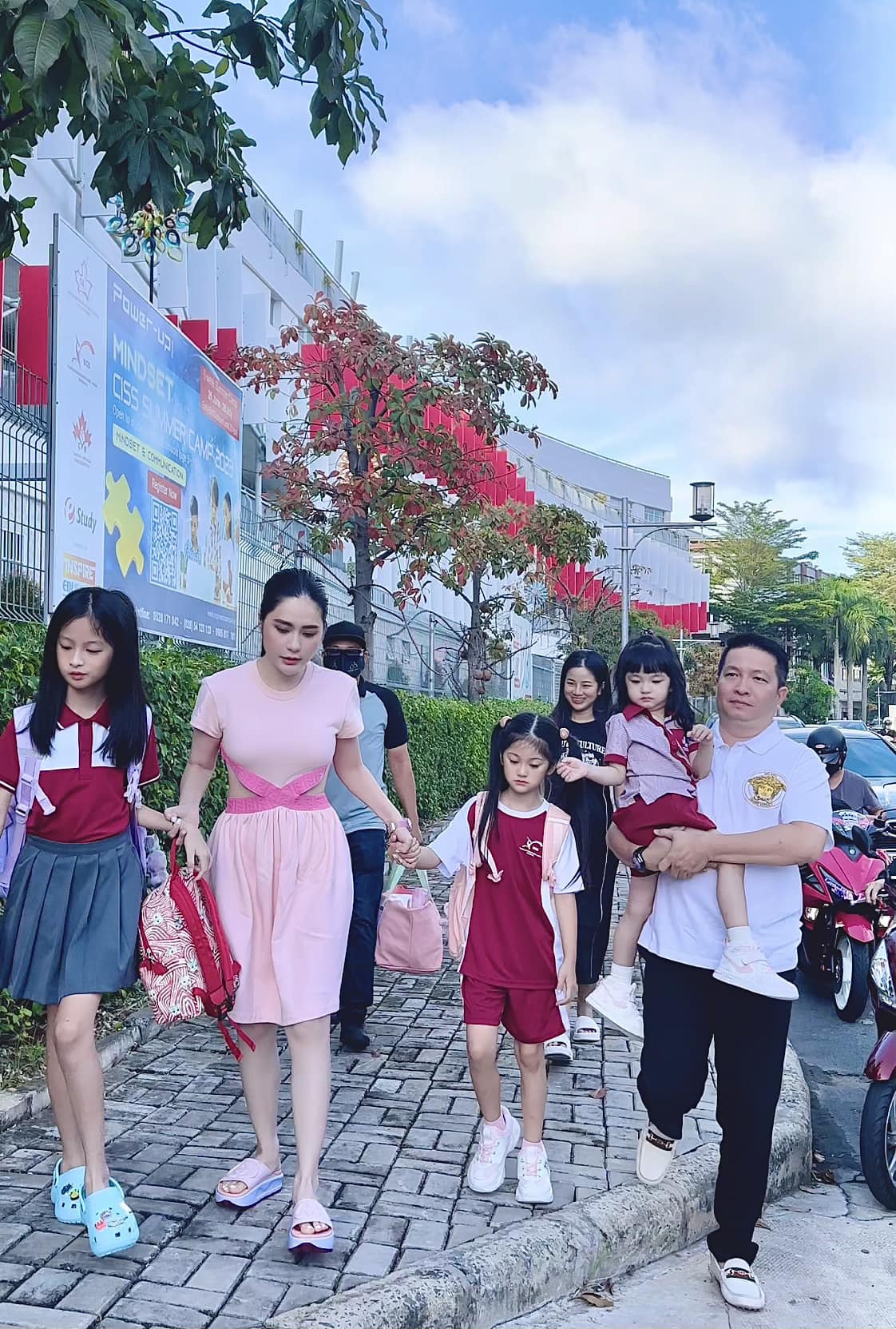 Con gái út Đoàn Di Băng không nói được tiếng Việt dù học trường đắt đỏ, nữ đại gia mạnh tay xử lý - Hình 2