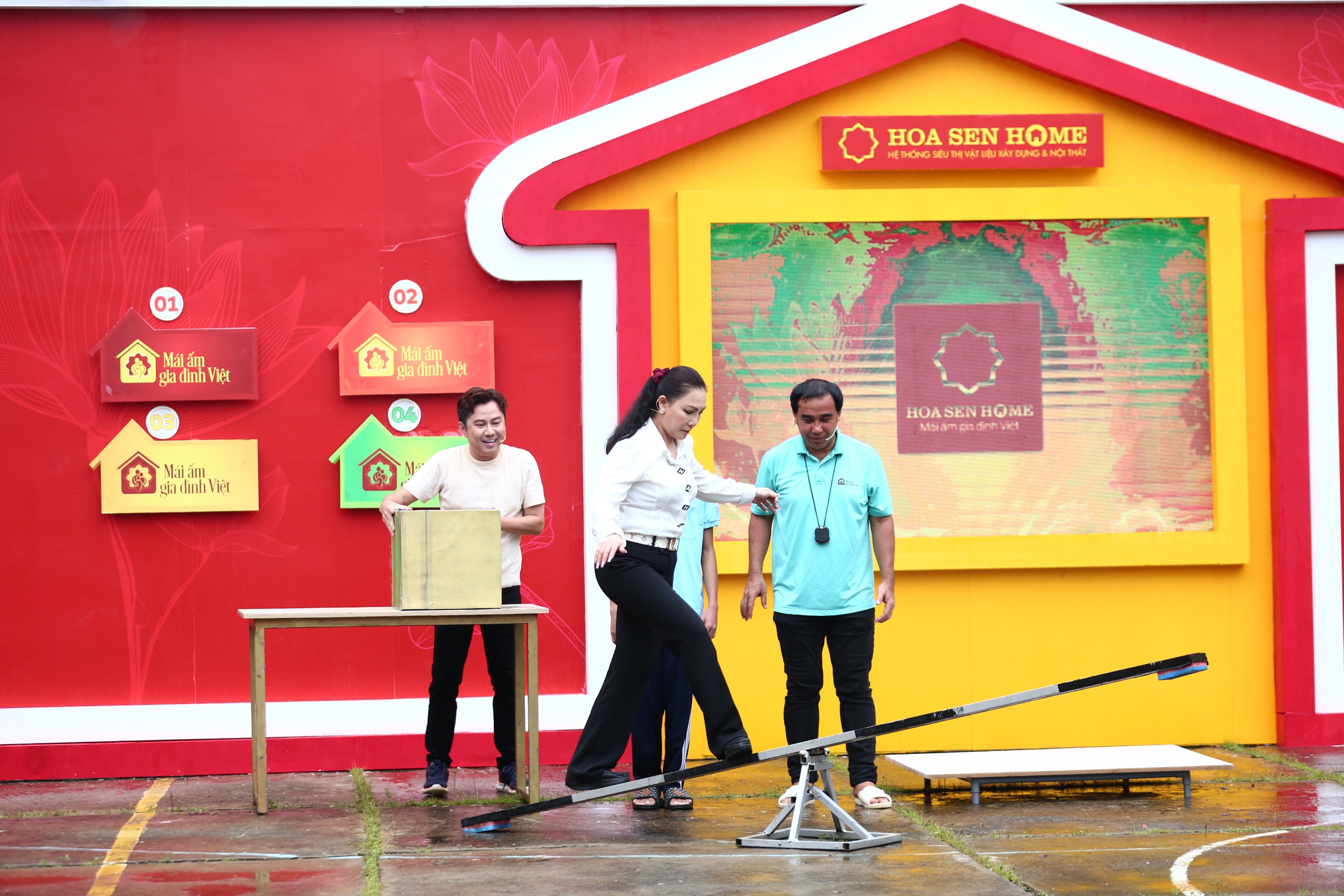 MC Quyền Linh xúc động, rớt nước mắt kể về tuổi thơ phải mò cua, bắt ốc để kiếm tiền đi học - Hình 5