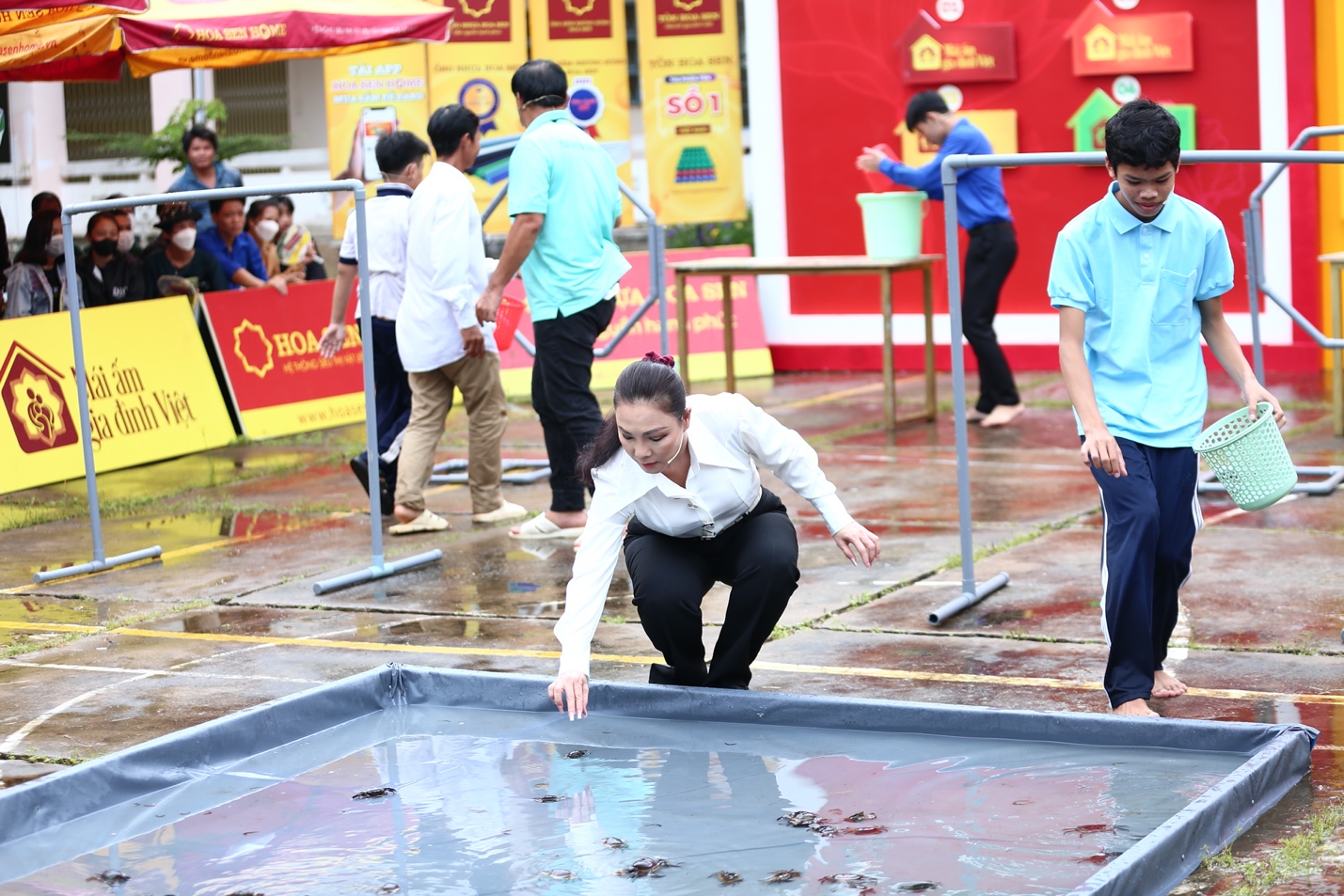 MC Quyền Linh xúc động, rớt nước mắt kể về tuổi thơ phải mò cua, bắt ốc để kiếm tiền đi học - Hình 4