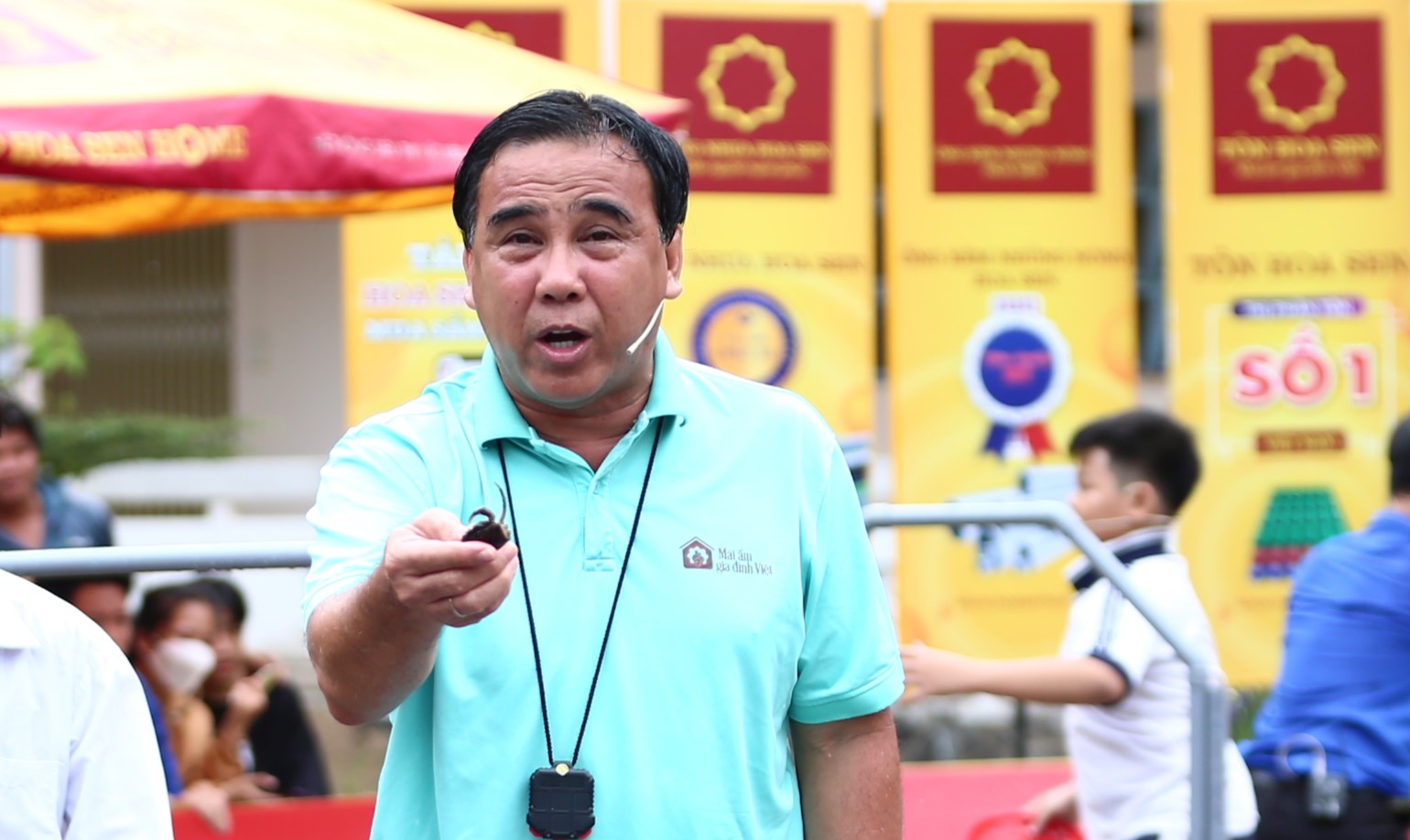 MC Quyền Linh xúc động, rớt nước mắt kể về tuổi thơ phải mò cua, bắt ốc để kiếm tiền đi học - Hình 3