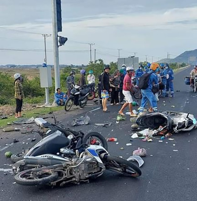 Ô tô hất tung xe máy dừng đèn đỏ, nạn nhân nằm la liệt trên đường, tài xế gây tai nạn chưa đủ tuổi - Hình 2