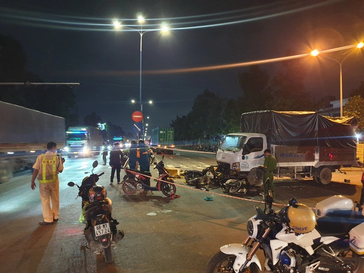 Ô tô hất tung xe máy dừng đèn đỏ, nạn nhân nằm la liệt trên đường, tài xế gây tai nạn chưa đủ tuổi - Hình 4