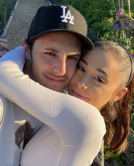 Ariana Grande đệ đơn ly hôn chồng kém tuổi sau bê bối tiểu tam, tiết lộ lý do đường ai nấy đi - Hình 1