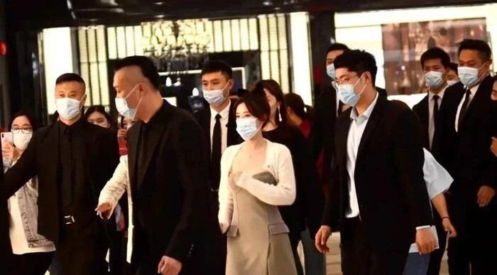 Triệu Lộ Tư lên hương khiến Địch Lệ Nhiệt Ba bị chỉ trích gay gắt: Lý do khiến fan khó bênh! - Hình 10