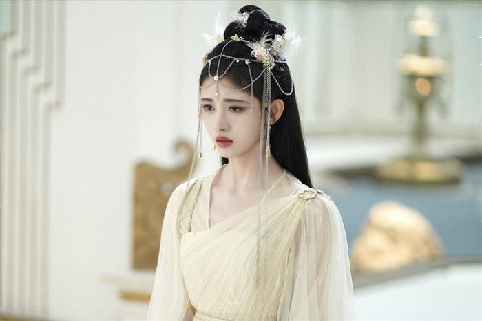 Triệu Lộ Tư lên hương khiến Địch Lệ Nhiệt Ba bị chỉ trích gay gắt: Lý do khiến fan khó bênh! - Hình 7
