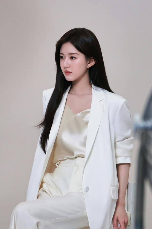Triệu Lộ Tư lên hương khiến Địch Lệ Nhiệt Ba bị chỉ trích gay gắt: Lý do khiến fan khó bênh! - Hình 9