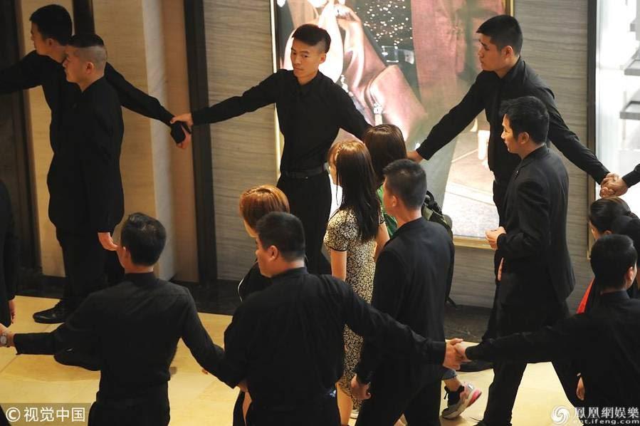 Triệu Lộ Tư lên hương khiến Địch Lệ Nhiệt Ba bị chỉ trích gay gắt: Lý do khiến fan khó bênh! - Hình 11