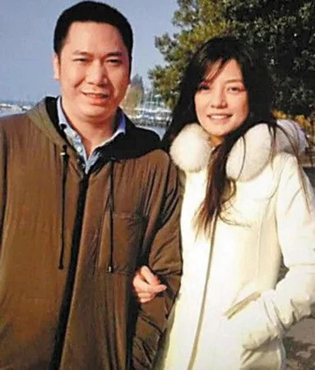 Triệu Vy lộ diện già nua sau 2 năm bị phong sát, mặc đồ nhăn nhúm ở tuổi U50, ông xã cũng quay lưng? - Hình 4