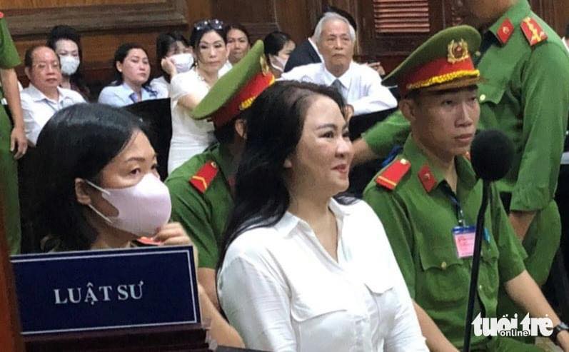Bà Phương Hằng cười tươi, không khuất phục trước Vy Oanh và Đàm Vĩnh Hưng, fan mang hoa tặng nữ CEO - Hình 4