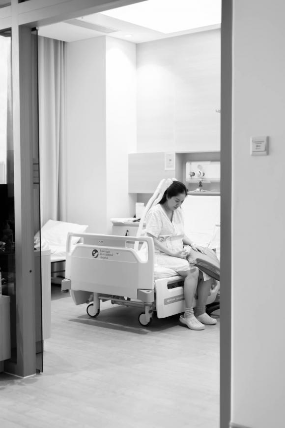Phan Hiển chân đất túc trực cạnh Khánh Thi lúc lâm bồn, xứng đáng nhận chục điểm 10 - Hình 4
