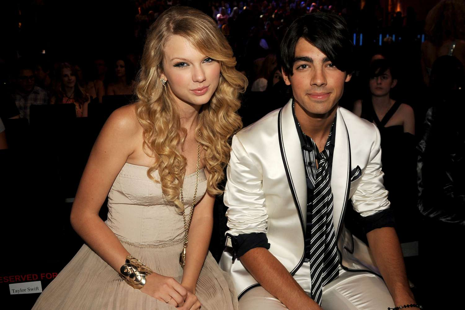 Taylor Swift yêu cầu fan giải 33 triệu câu đố về sản phẩm mới, bản thân thì du hí với tình địch cũ - Hình 7