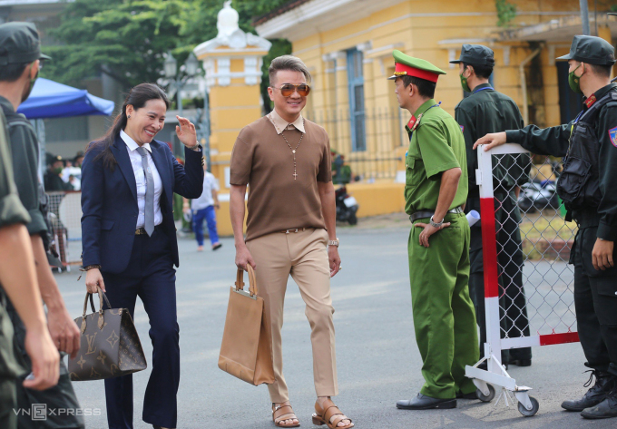 Thuỷ Tiên vắng mặt, CEO Phương Hằng diện outfit như nữ sinh, thần thái gây chú ý ở phiên toà xét xử - Hình 4