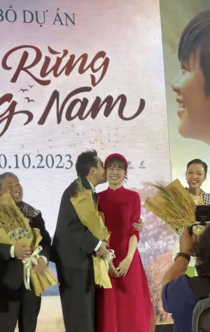Trấn Thành gia nhập hội nghiện vợ, hôn tới tấp Hari Won tại nơi công cộng, tiết lộ 1 điều bí mật - Hình 2
