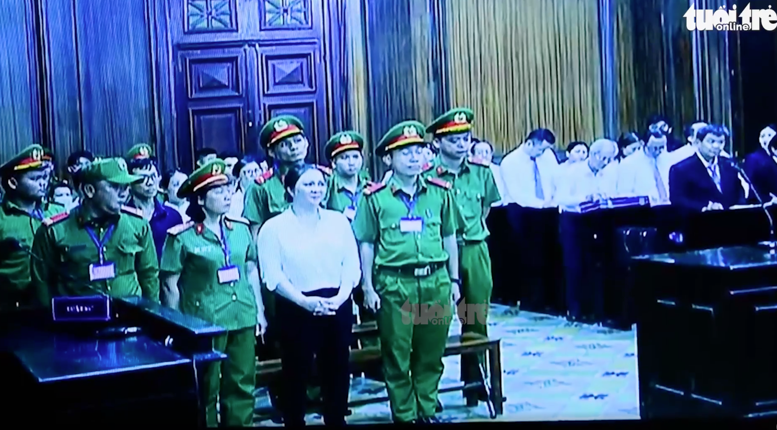 Bà Nguyễn Phương Hằng khóc nức nở nhận sai, lên tiếng xin lỗi tại tòa khi bị tuyên án 3 năm tù - Hình 1